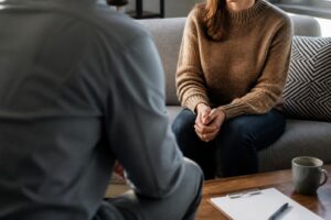 Menschen, die unangenehme Nachrichten lieber persönlich überbringen, besitzen oft diese 8 Zeichen emotionaler Reife