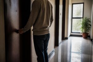 Warum manche Menschen die Tür mehrfach prüfen: 7 innere Muster
