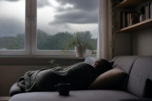 Wer sich beim Wetterumschwung plötzlich antriebslos fühlt, sollte diese 6 psychologischen Zusammenhänge kennen